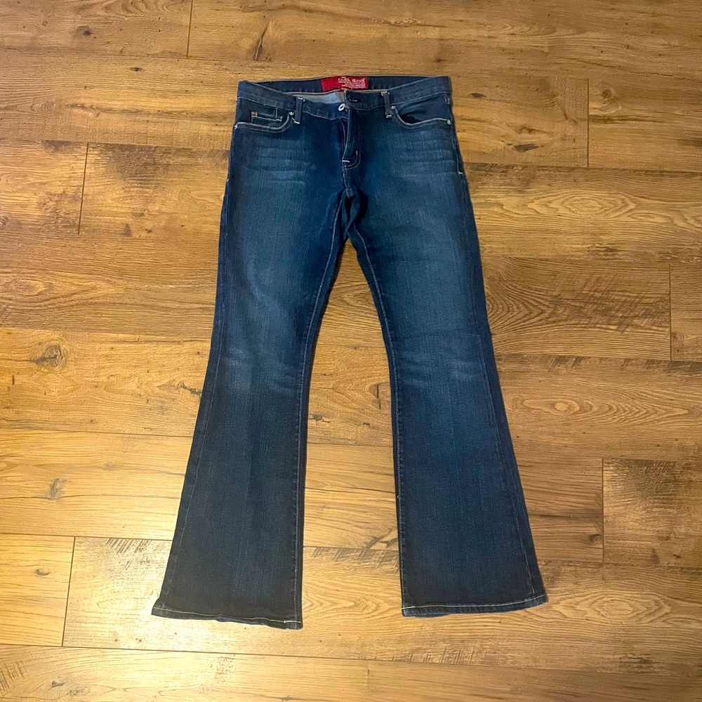 Guess brand women’s bootcut jeans in size 30. Good condition, no stains or rips.